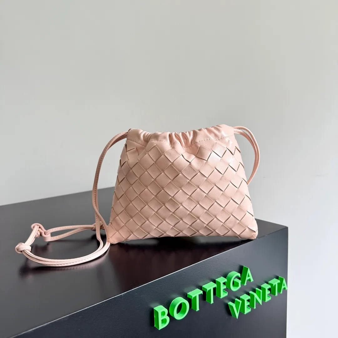 Batch 1400 BOTTEGA VENETA DUSTBAG mini size is officially launched📣📣. It still continues the classic weaving process. The lazy and casual feeling presented by the drawstring pockets is not too suitable for summer. The small back body is light and convenient. It is enough to carry lipstick and tissues when going out every day. It is not easy to make mistakes with any clothes. The shoulder strap has a buckle and pull-out design, which can be adjusted to unlock multiple carrying methods. Style number: 816987 Size: 21*16.6*1cm